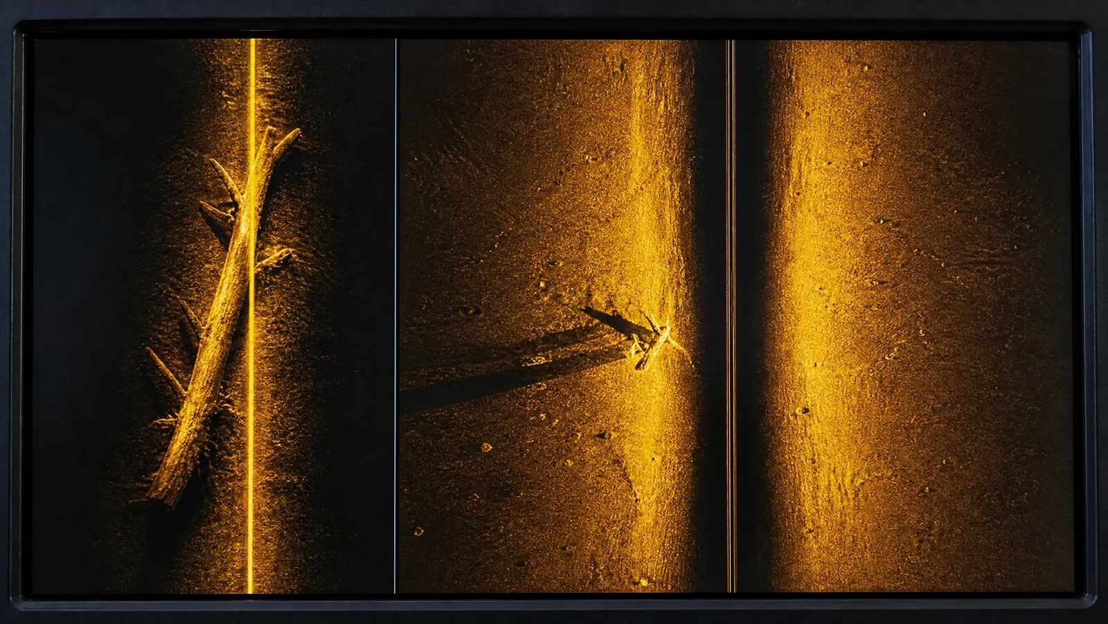 Split fish finder screen comparing a narrow down-imaging slice with a wide side-imaging sweep